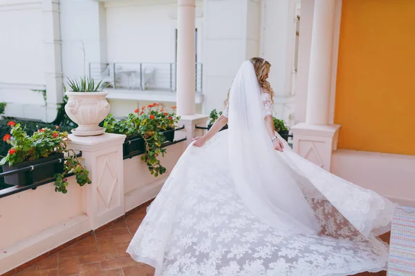 Bella sposa bionda riccia con un mazzo di fiori — Foto Stock