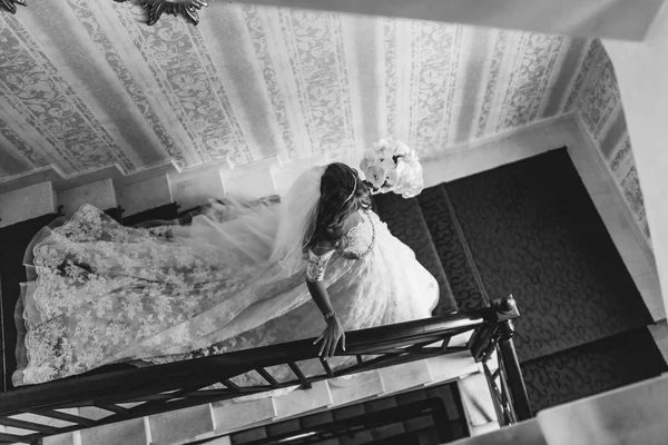 Gyönyörű szőke menyasszony a lépcső ereszkedik le — Stock Fotó