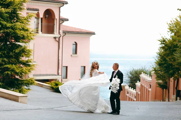 Açık havada yürüyüş güzel ve gönül Düğün çifti