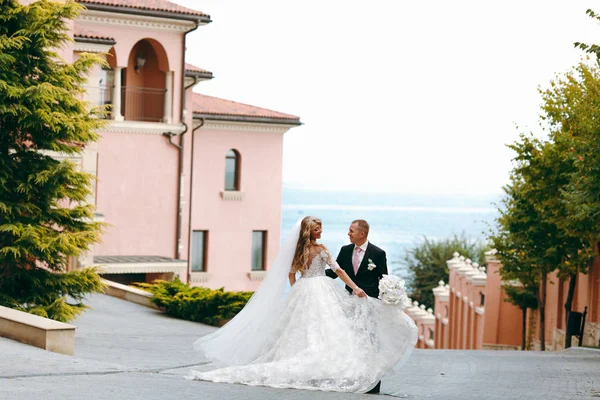 Açık havada yürüyüş güzel ve gönül Düğün çifti