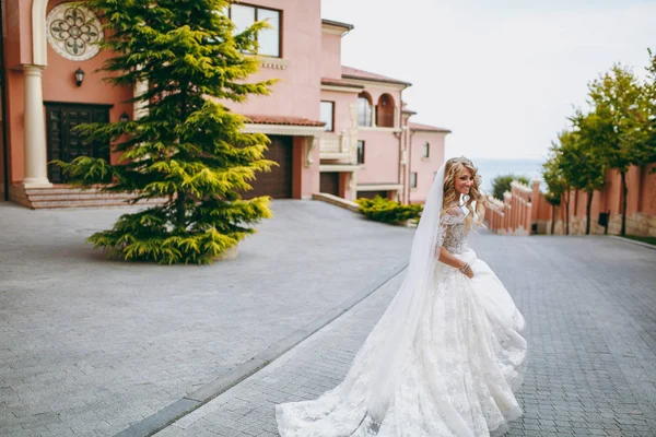 Vackra och charmiga blonda bruden promenader utomhus — Stockfoto