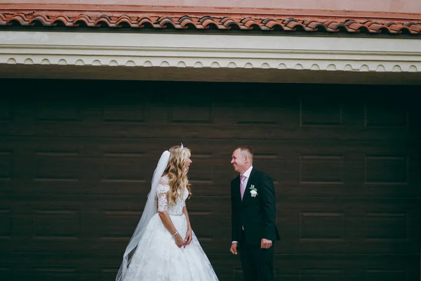 Vacker och förälskad bröllop par promenader utomhus — Stockfoto