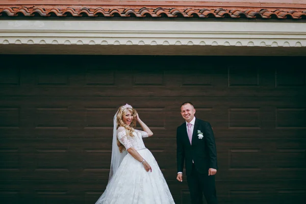 Schönes und verliebtes Hochzeitspaar, das im Freien spaziert — Stockfoto