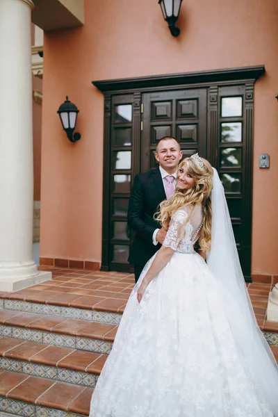 Açık havada yürüyüş güzel ve gönül Düğün çifti