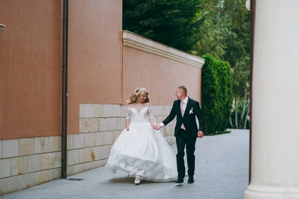 Schönes und verliebtes Hochzeitspaar, das im Freien spaziert — Stockfoto