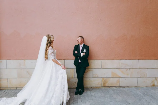 Schönes und verliebtes Hochzeitspaar, das im Freien spaziert — Stockfoto