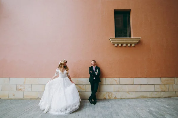 Bella e innamorata coppia di nozze a piedi all'aperto — Foto Stock