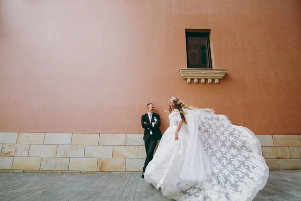 Casal de casamento bonito e apaixonado andando ao ar livre — Fotografia de Stock