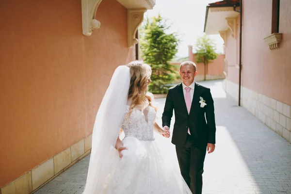 Bella e innamorata coppia di nozze a piedi all'aperto — Foto Stock