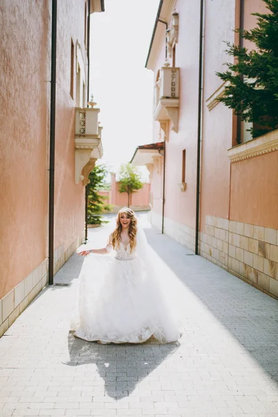 Güzel ve çekici sarışın gelin açık havada yürüyüş