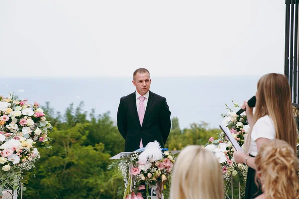Der Bräutigam wartet bei der Zeremonie auf seine Braut — Stockfoto