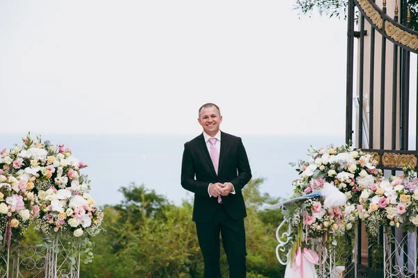 Brudgummen väntar på sin brud vid ceremonin — Stockfoto