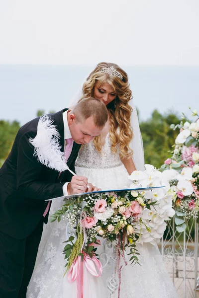 Assinatura da noiva e do noivo para a cerimônia de casamento — Fotografia de Stock