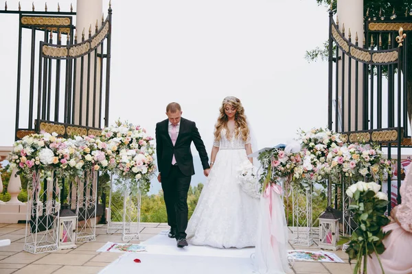 Svatba krásných a zamilovaný pár na svatební obřad — Stock fotografie