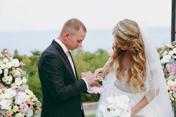 Anéis de troca de noivo e noiva na cerimônia de casamento — Fotografia de Stock