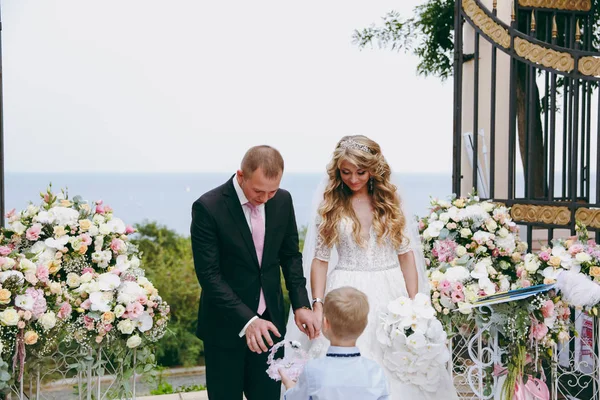 Braut und Bräutigam tauschen Ringe bei der Trauung — Stockfoto