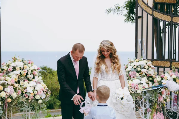 Gelin ve damat düğün töreninde yüzük alışverişi — Stok fotoğraf