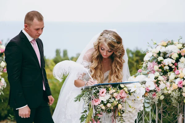 Nevěsta a ženich podepsat pro svatební obřad — Stock fotografie
