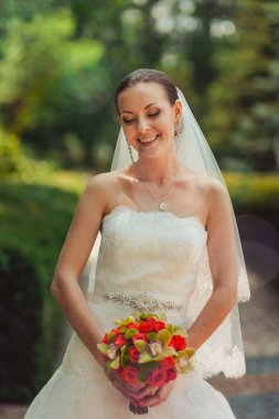 Açık bir yürüyüşe demetler halinde saçlı güzel zarif gelin