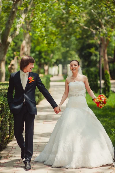 Casal encantado bonito em um passeio no parque — Fotografia de Stock