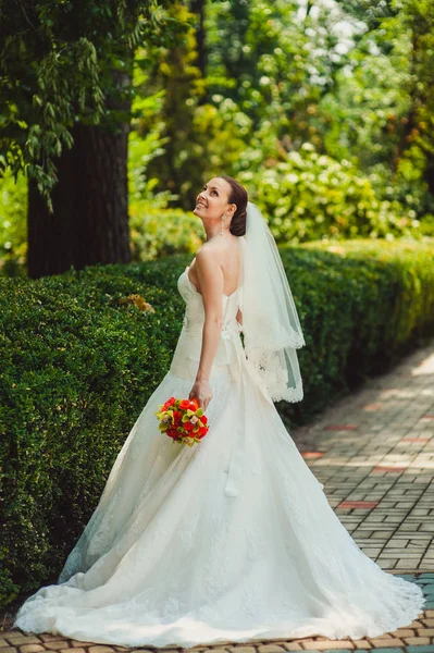 Açık bir yürüyüşe demetler halinde saçlı güzel zarif gelin