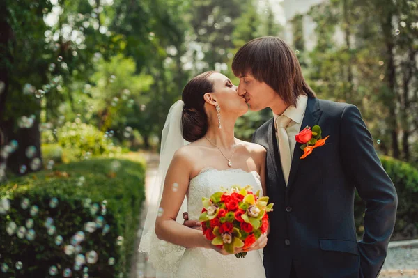 Casal encantado bonito em um passeio no parque — Fotografia de Stock