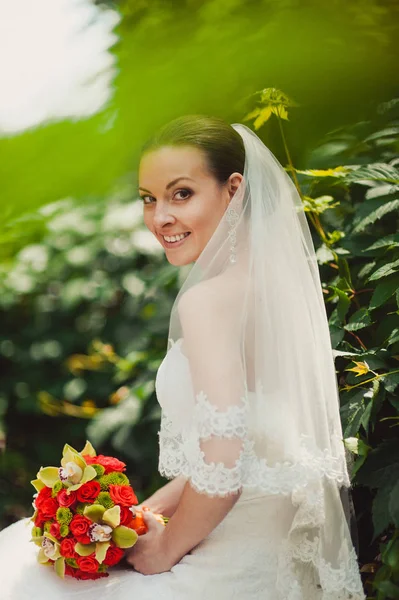 Açık bir yürüyüşe demetler halinde saçlı güzel zarif gelin