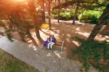 Kız mor elbise ve bir tarihte bir adam parkta