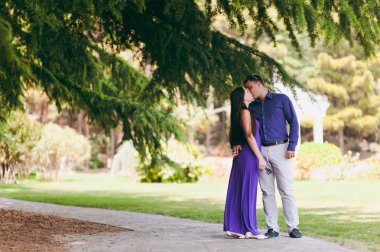 Seven çift mor elbise parkta yürüyüş