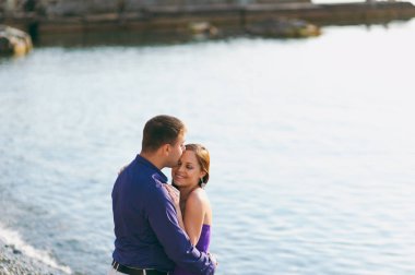 Sevgi dolu bir kaç deniz kıyısı mor kıyafet içinde