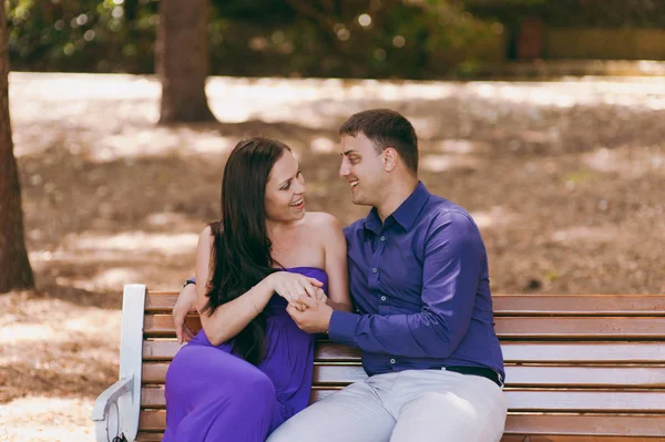 Menina em vestido roxo e um cara em um encontro no parque — Fotografia de Stock