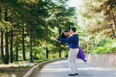 oving iki mor elbise parkta yürüyüş içinde