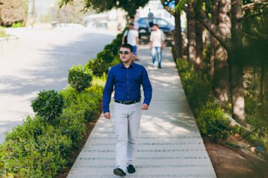 Mor bir gömlek bir erkekte bir iz yürüyor