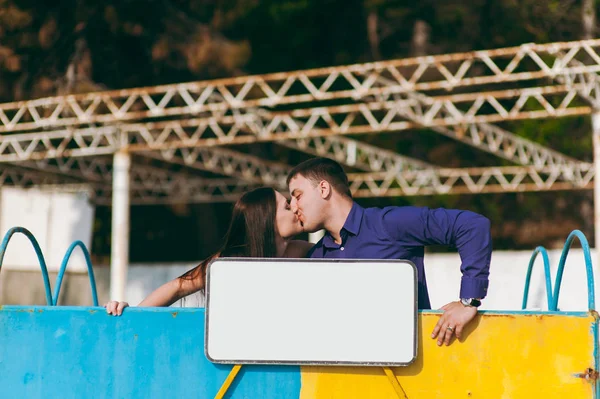 Coppia innamorata in spiaggia con un cartello bianco — Foto Stock