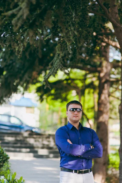 Mor bir gömlek bir erkekte bir iz yürüyor