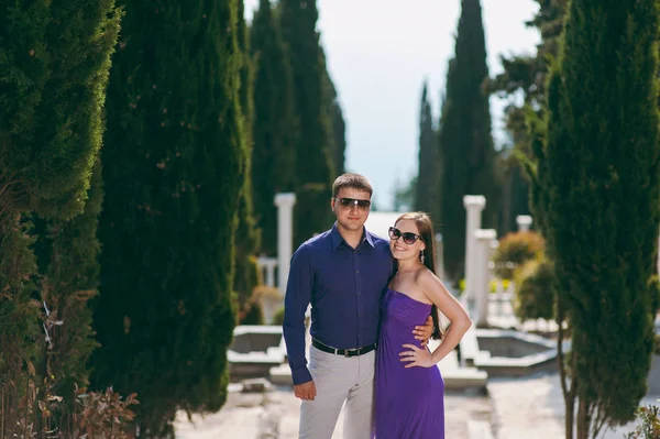 Älskande par i lila kläder promenader i parken — Stockfoto