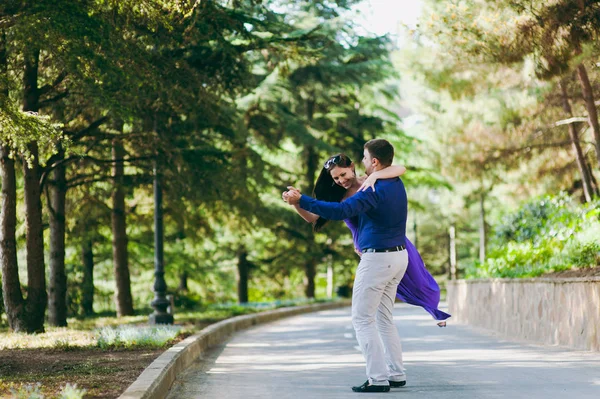 oving iki mor elbise parkta yürüyüş içinde