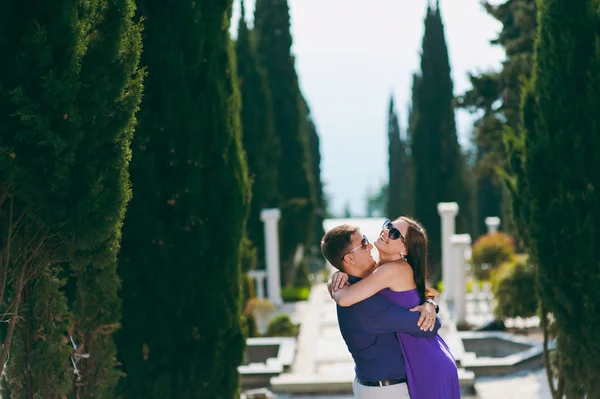 Pareja cariñosa en ropa púrpura caminando por el parque — Foto de Stock