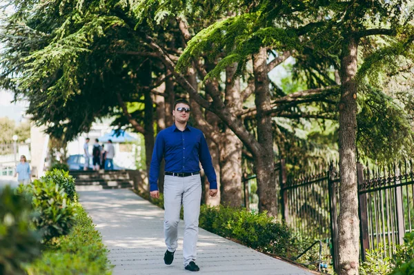 Mor bir gömlek bir erkekte bir iz yürüyor