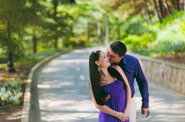 Seven çift mor elbise parkta yürüyüş