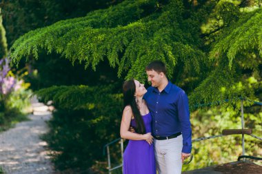 Seven çift mor elbise parkta yürüyüş