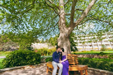 Seven çift mor elbise parkta yürüyüş