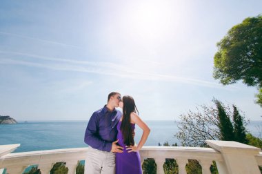 Sevgi dolu bir kaç deniz kıyısı mor kıyafet içinde