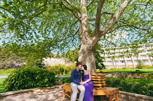 Seven çift mor elbise parkta yürüyüş