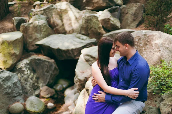 Akan su ile taşlar üzerinde yürüyen aşık Çift