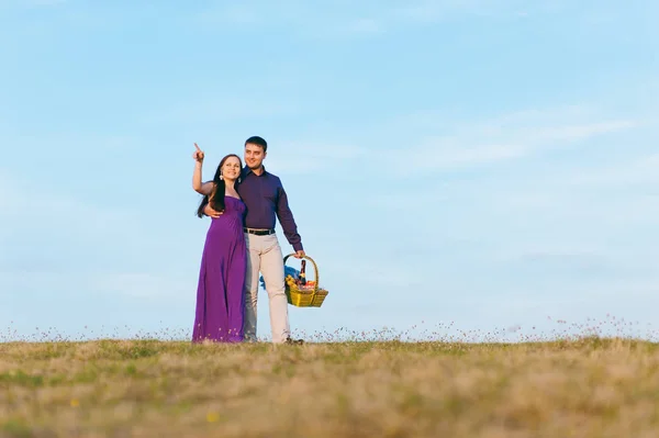 Paar verliefd in een bergachtig gebied op een picknick — Stockfoto