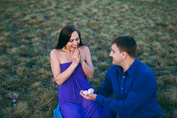Man proposes to a girl in a valley in the highlands — Stock Photo, Image