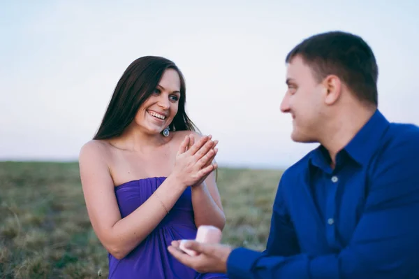 Man proposes to a girl in a valley in the highlands — Stock Photo, Image