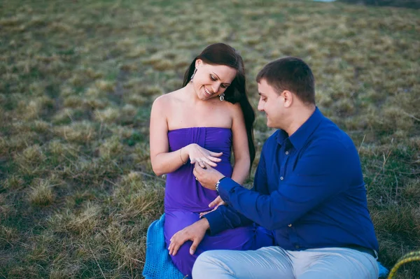 Man proposes to a girl in a valley in the highlands — Stock Photo, Image