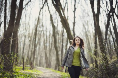 Bir kız parkta yürüyor